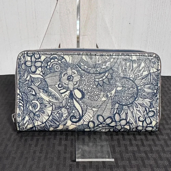 Sakroots Artist Circle Zip Around Wallet in Desert Spirit Blue - Picture 2 of 14